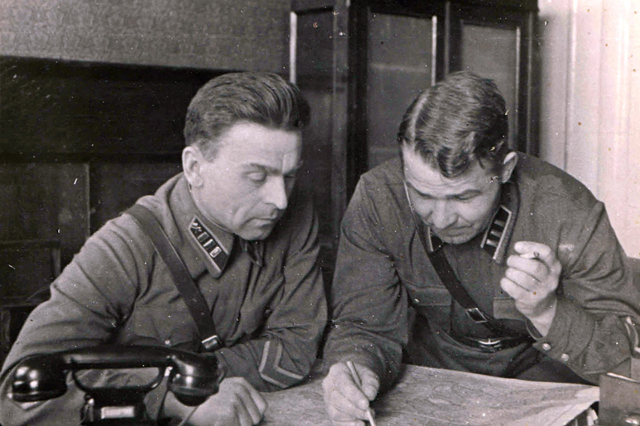 1941 год. Справа В.Ф.Савелов, участник операции затопления